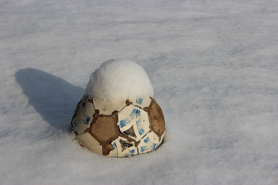 Fußball im Schnee